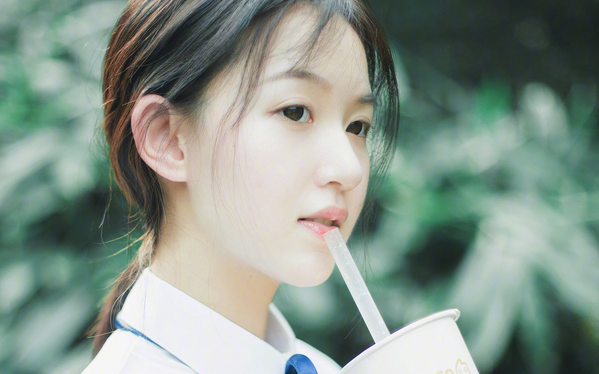 绿茵与货币的双重战场，从英超VAR争议到阿根廷对美元的高位逼抢