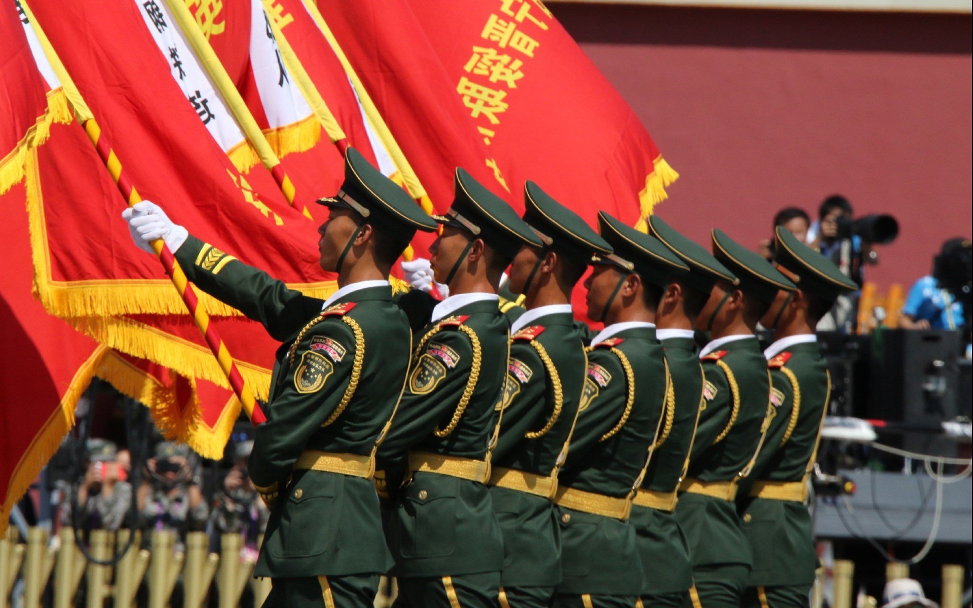 黑夜是他的棋盘，佩德里如何在F1街道赛之夜一手掌控比赛走势