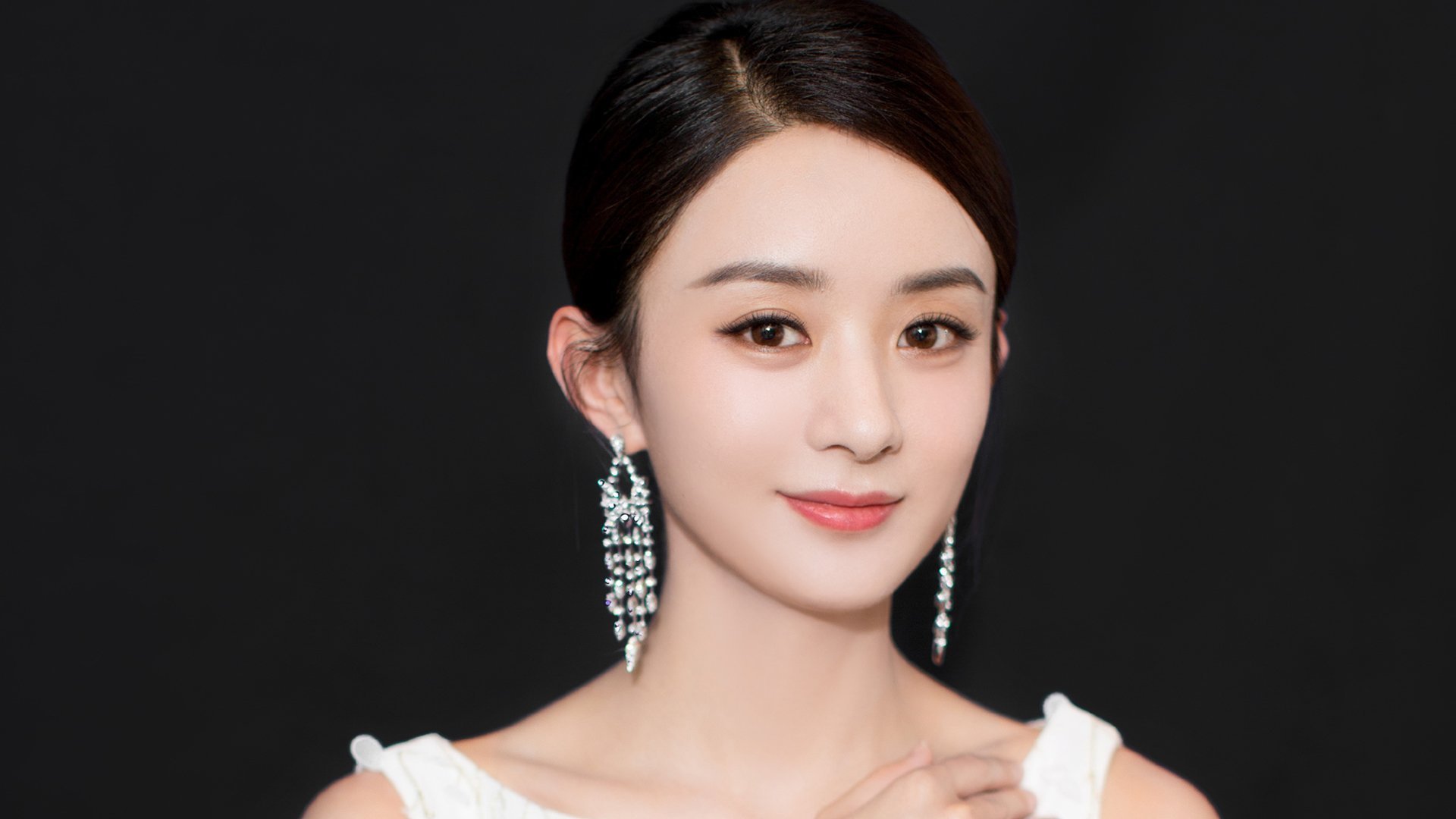充满了戏剧张力和碰撞感。智利碾压塞尔维亚,而乌拉圭的传奇苏亚雷斯却在智利队闪耀全场,这本身就是最极致的唯一性—打破国籍、年龄与常规认知的界限